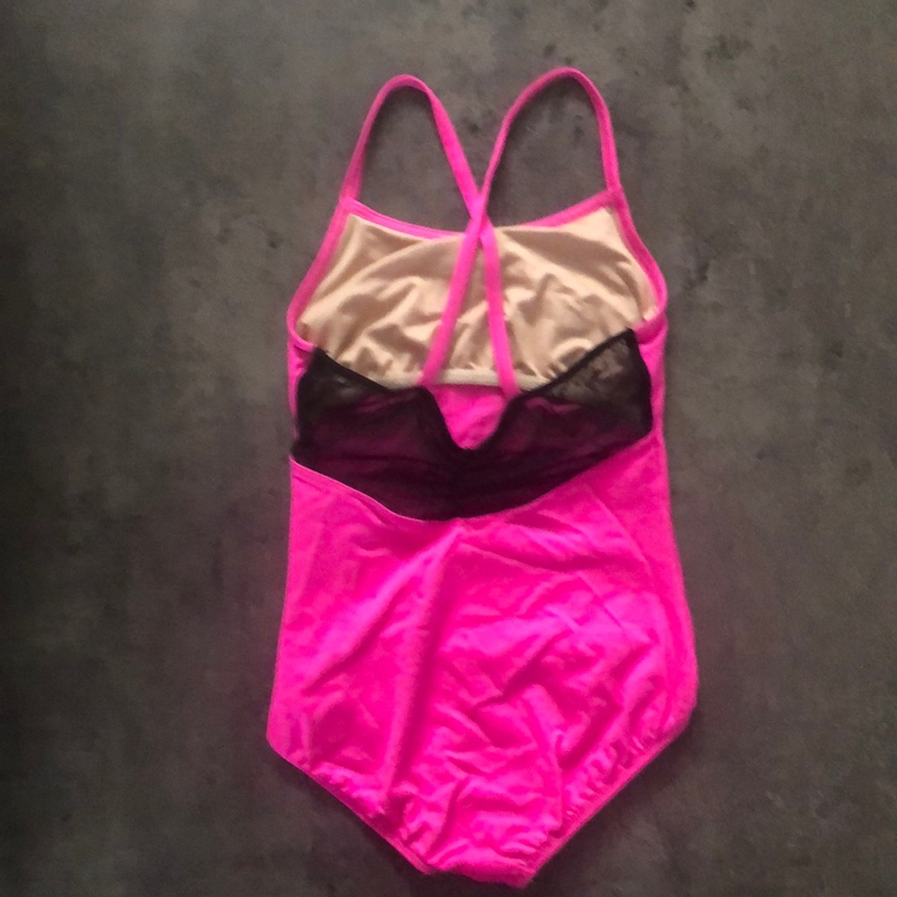 Wear Motion Hot Pink with black Leo